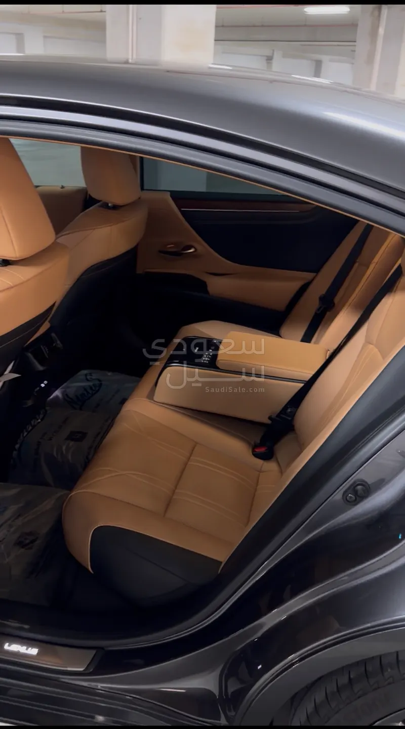 2025 لكزس إي إس 350