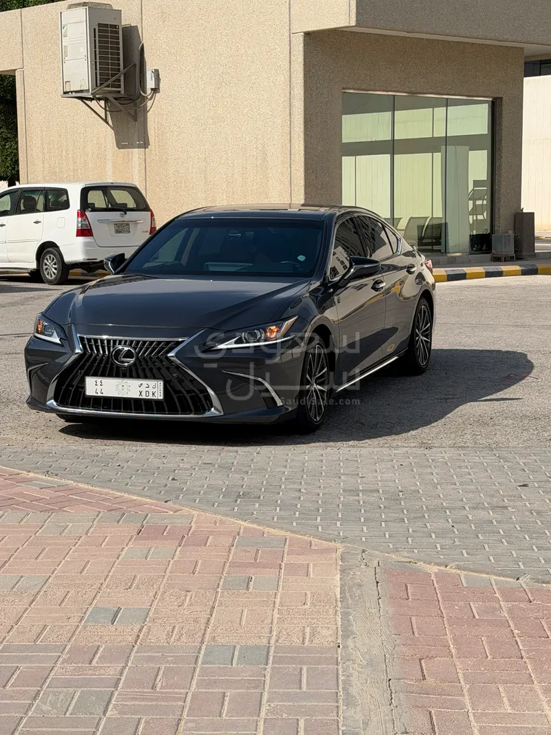 2025 لكزس إي إس 350