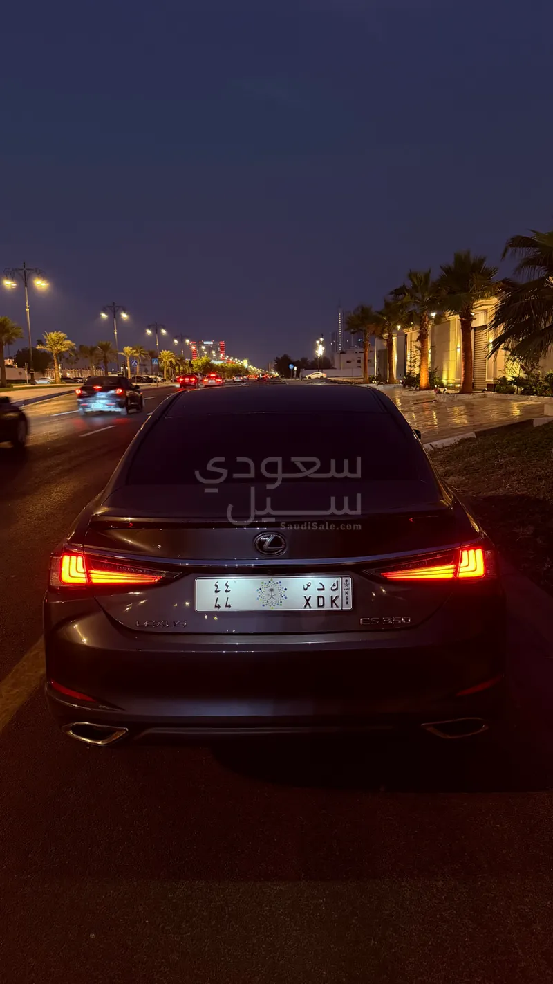 2025 لكزس إي إس 350