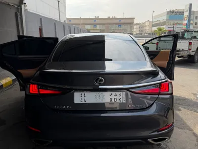 2025 لكزس إي إس 350