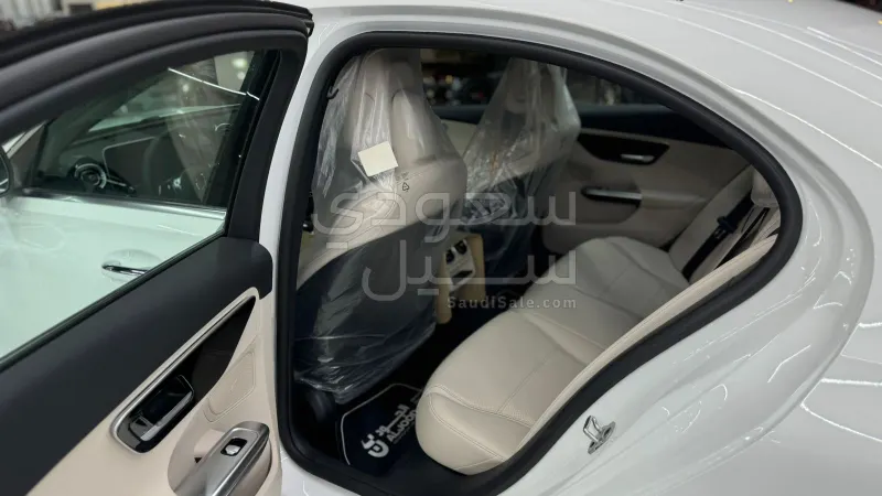 2025 مرسيدس - بنز سي 200