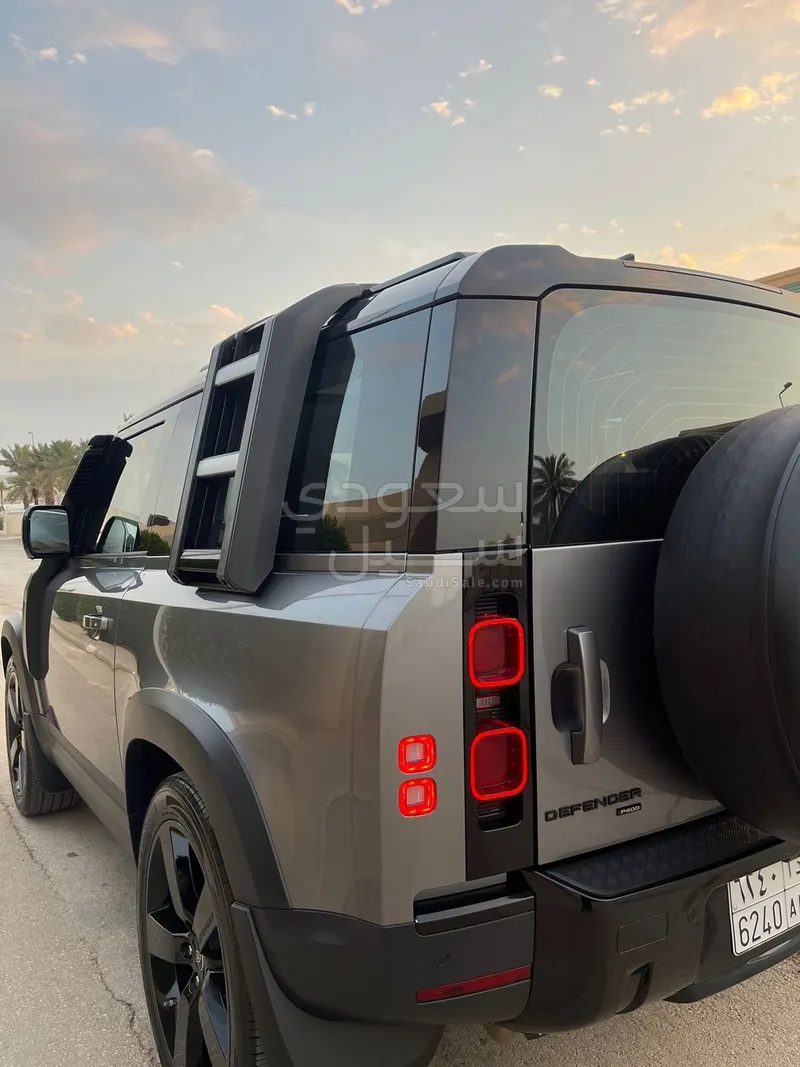 2021 لاند روفر ديفيندر اتش اس اي