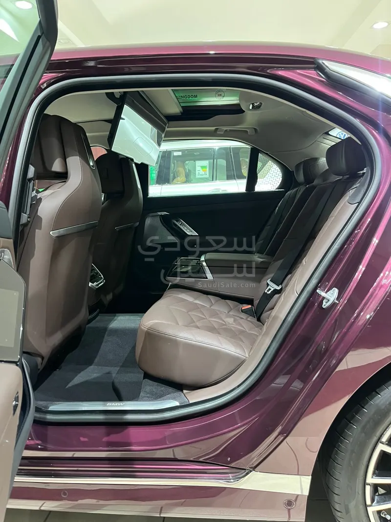 2026 بي ام دبليو الفئة السابعة 735 إل أي