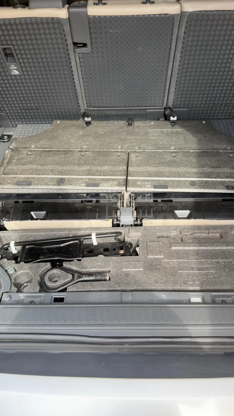 2021 لاند روفر ديفيندر اتش اس اي