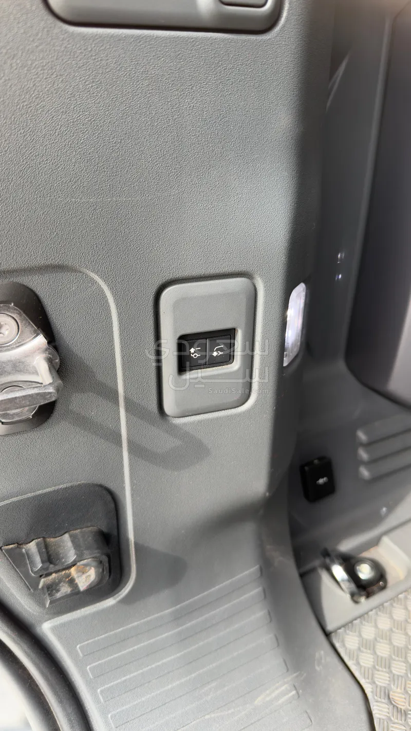 2021 لاند روفر ديفيندر اتش اس اي