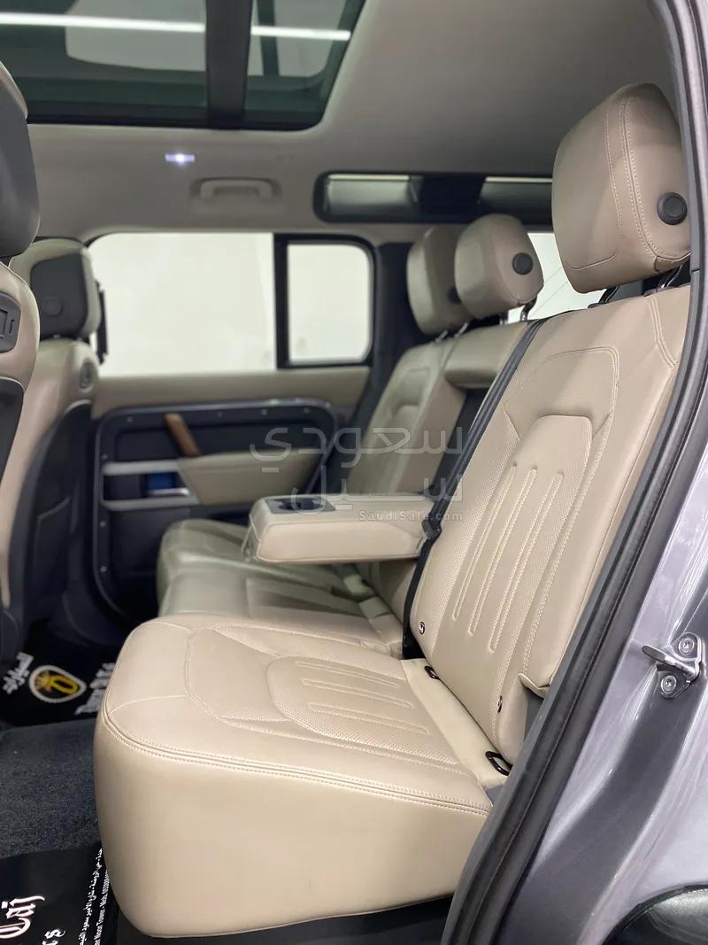 2022 لاند روفر ديفيندر 110