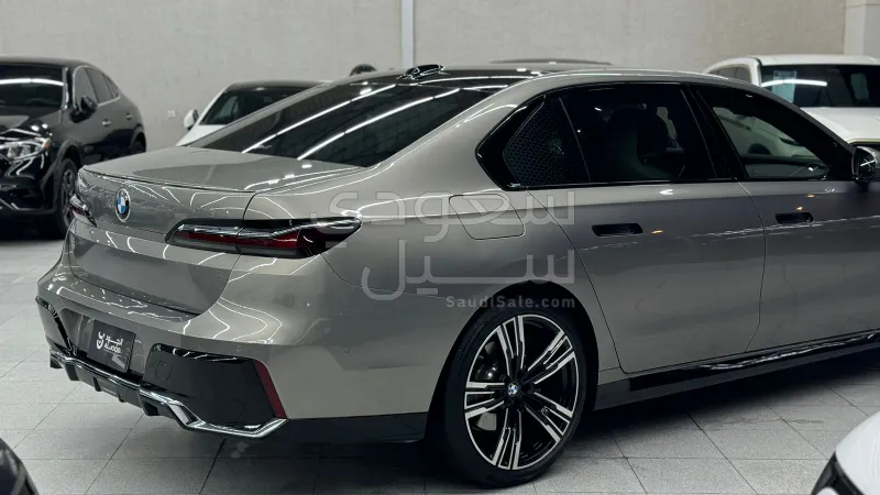 2025 بي ام دبليو الفئة السابعة 735أي
