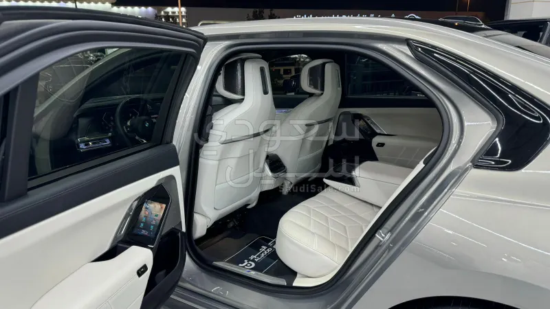 2025 بي ام دبليو الفئة السابعة 735أي