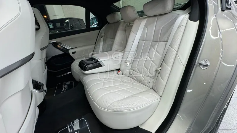 2025 بي ام دبليو الفئة السابعة 735أي