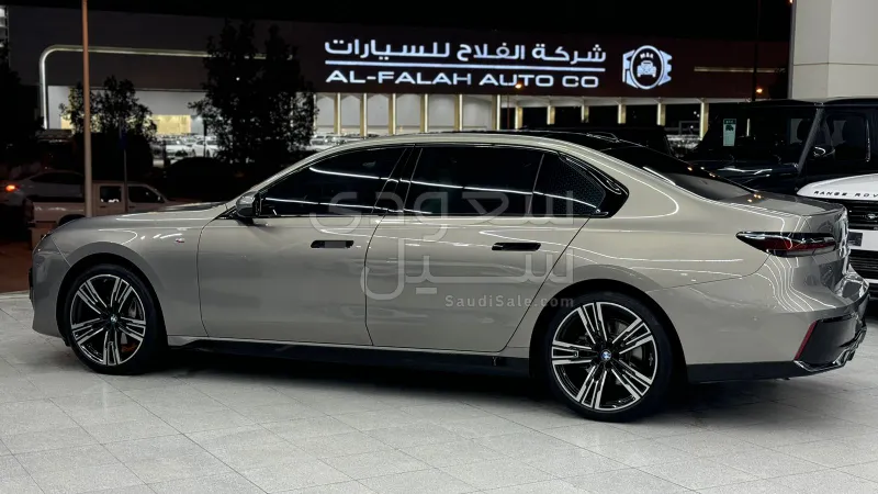 2025 بي ام دبليو الفئة السابعة 735أي