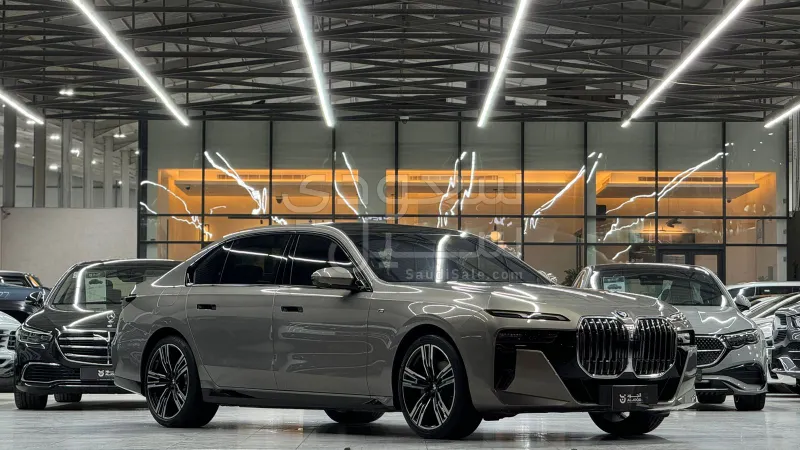 2025 بي ام دبليو الفئة السابعة 735أي
