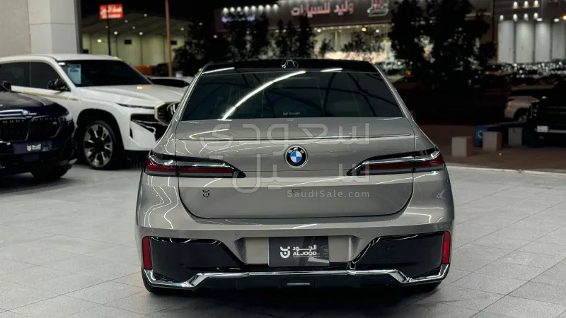 2025 بي ام دبليو الفئة السابعة 735أي