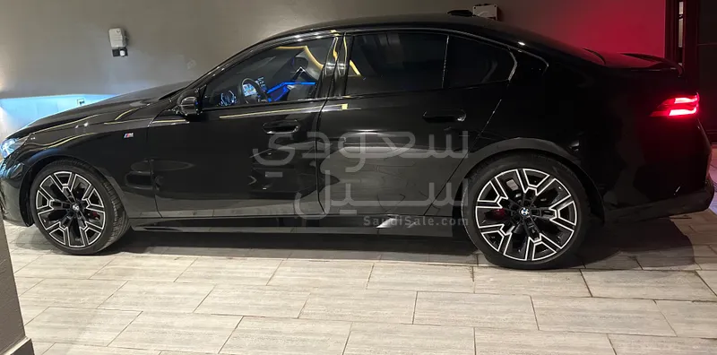 2024 بي ام دبليو الفئة الخامسة 520 أي إم كت