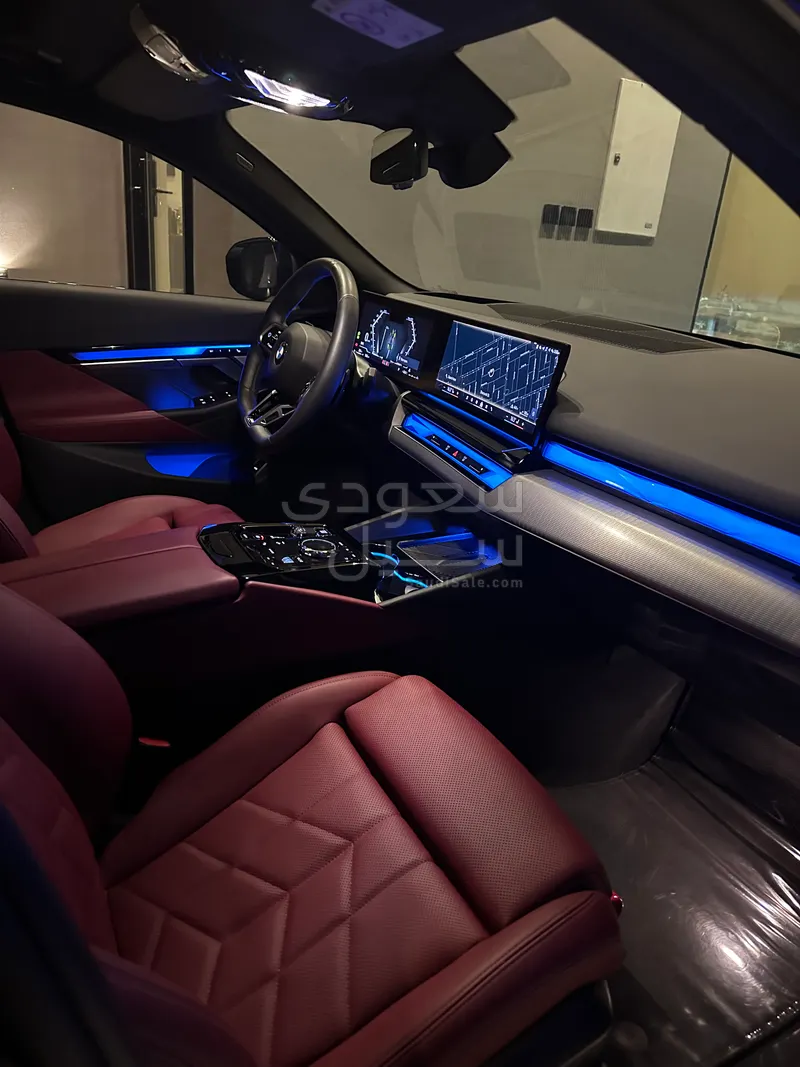 2024 بي ام دبليو الفئة الخامسة 520 أي إم كت