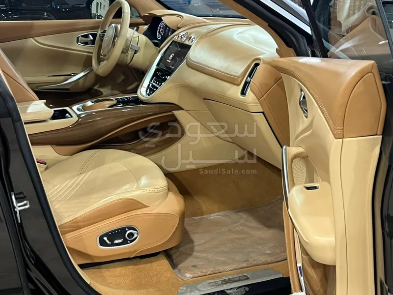 2021 استون مارتن دي بي اكس 550