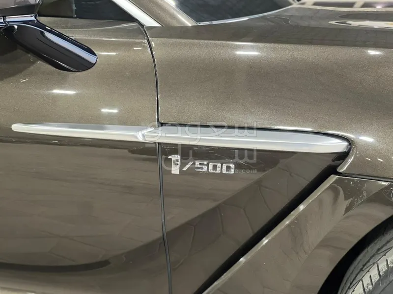 2021 استون مارتن دي بي اكس 550