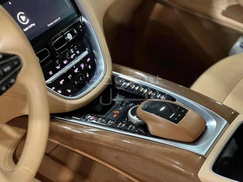 2021 استون مارتن دي بي اكس 550