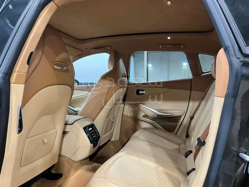 2021 استون مارتن دي بي اكس 550