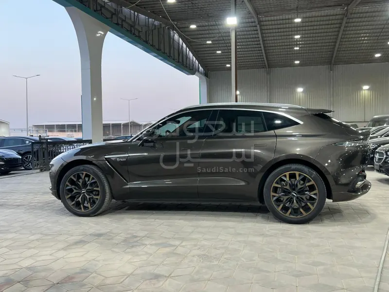 2021 استون مارتن دي بي اكس 550