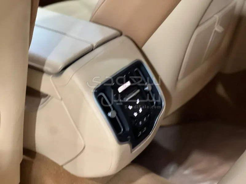 2021 استون مارتن دي بي اكس 550