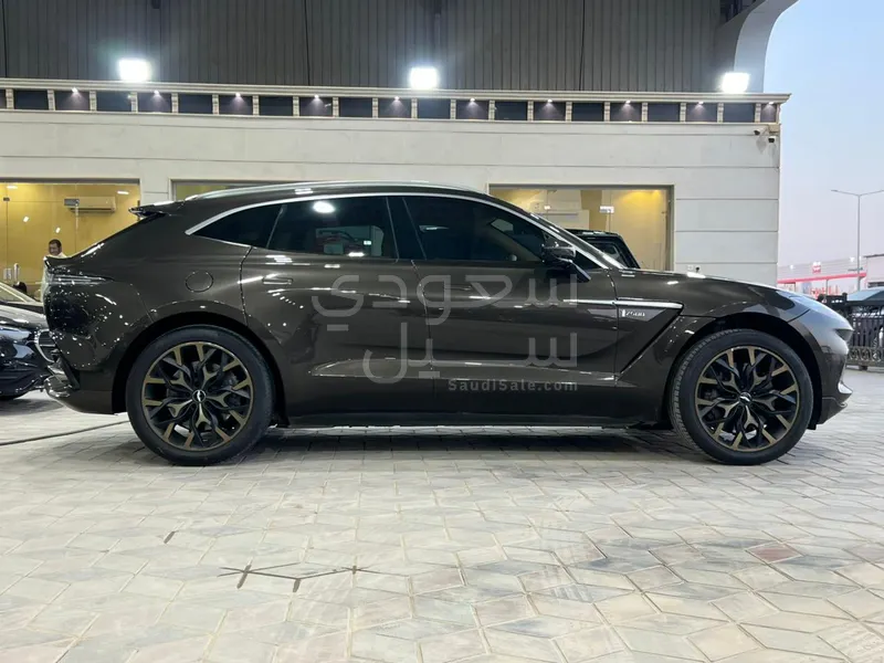 2021 استون مارتن دي بي اكس 550