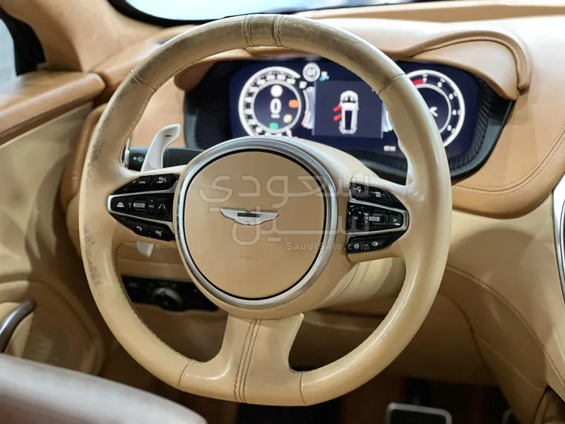 2021 استون مارتن دي بي اكس 550