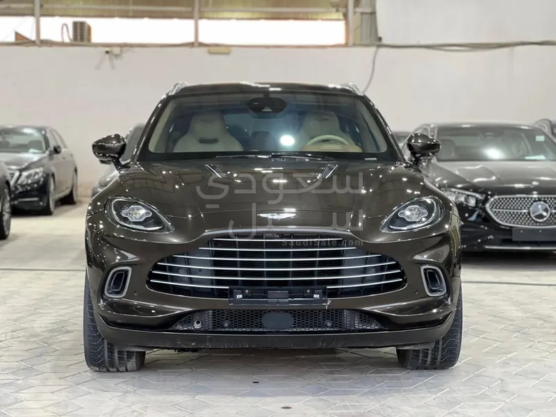 2021 استون مارتن دي بي اكس 550