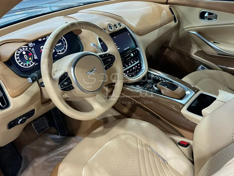 2021 استون مارتن دي بي اكس 550