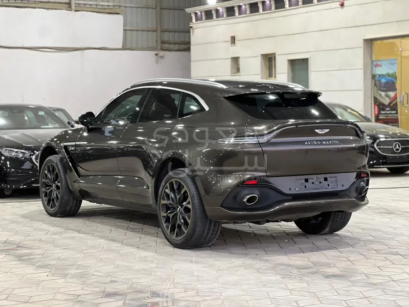 2021 استون مارتن دي بي اكس 550