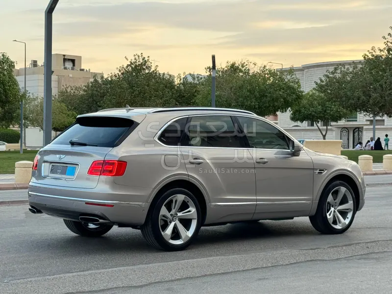 2017 بنتلي بنتايجا الاصدار الاول