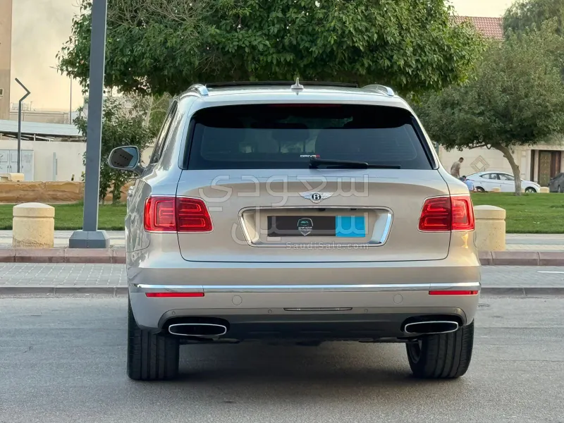 2017 بنتلي بنتايجا الاصدار الاول