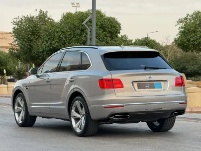 2017 بنتلي بنتايجا الاصدار الاول