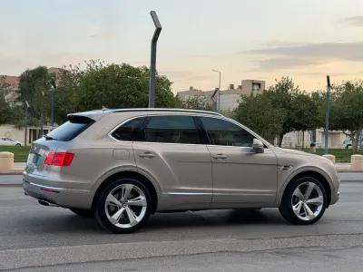 2017 بنتلي بنتايجا الاصدار الاول