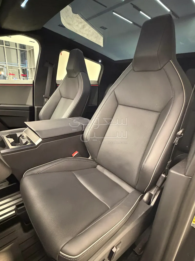 2024 تيسلا سايبر تراك