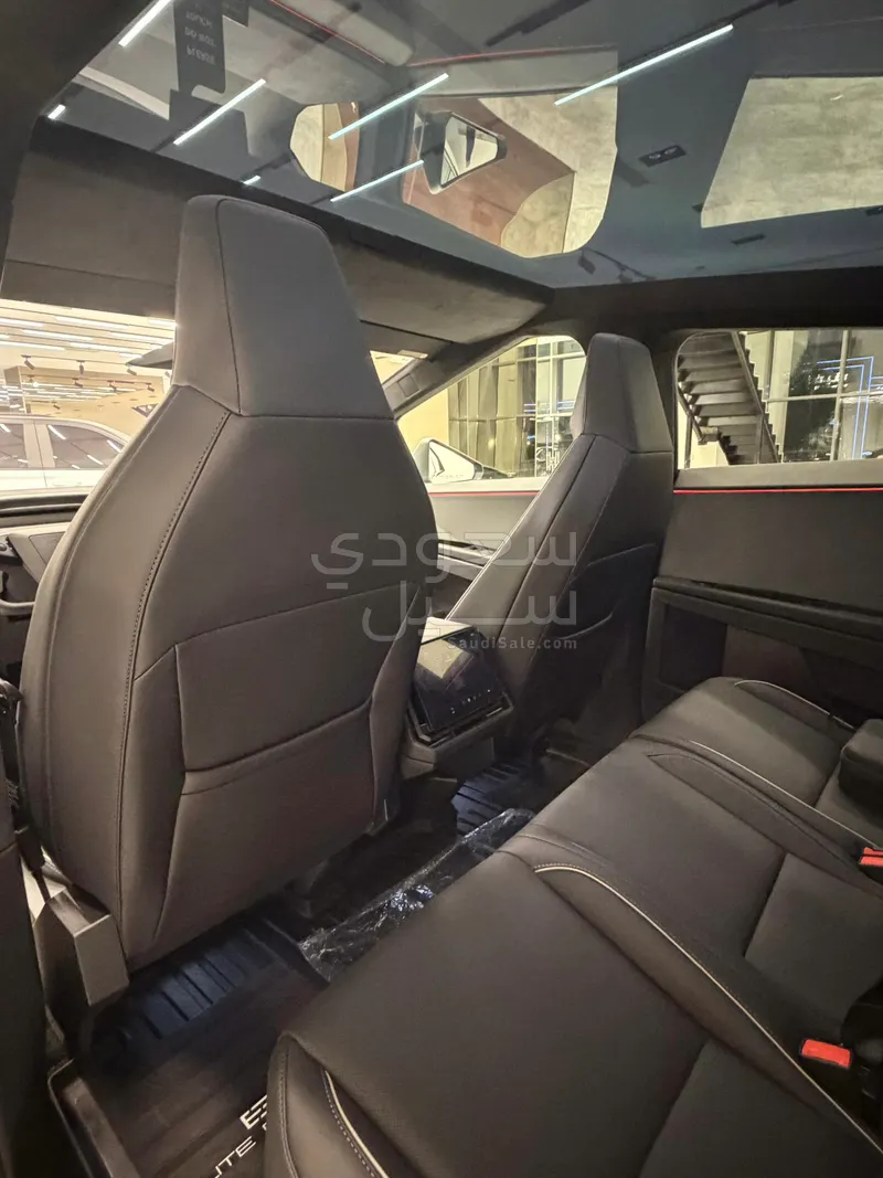 2024 تيسلا سايبر تراك