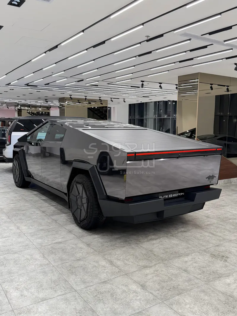 2024 تيسلا سايبر تراك