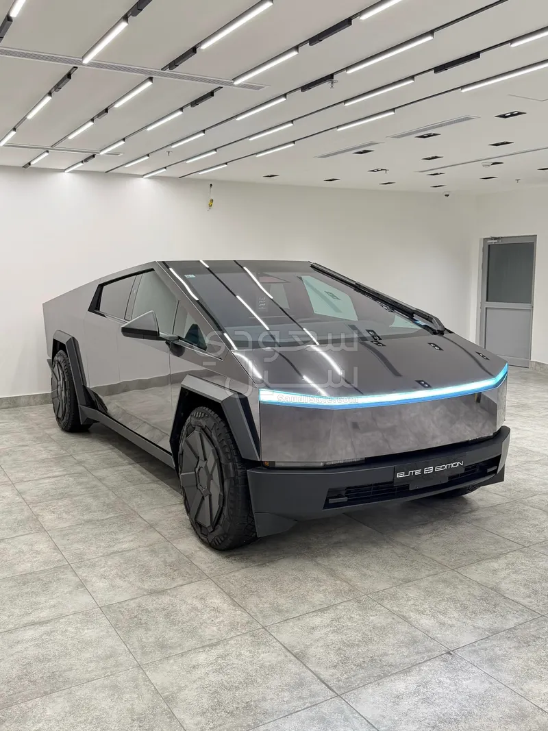 2024 تيسلا سايبر تراك