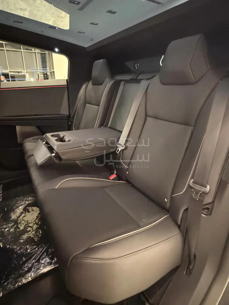2024 تيسلا سايبر تراك