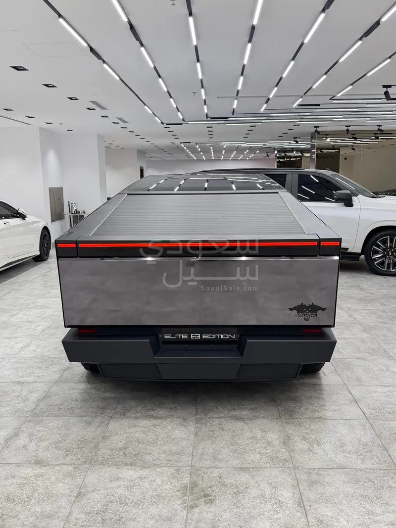 2024 تيسلا سايبر تراك