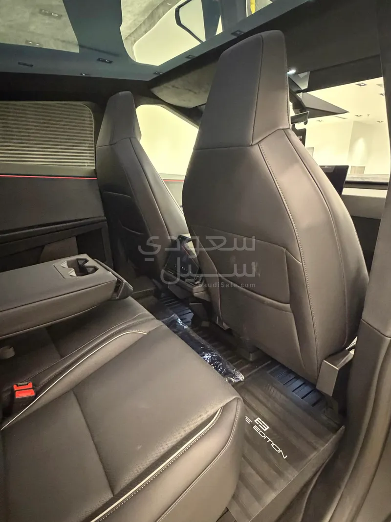 2024 تيسلا سايبر تراك