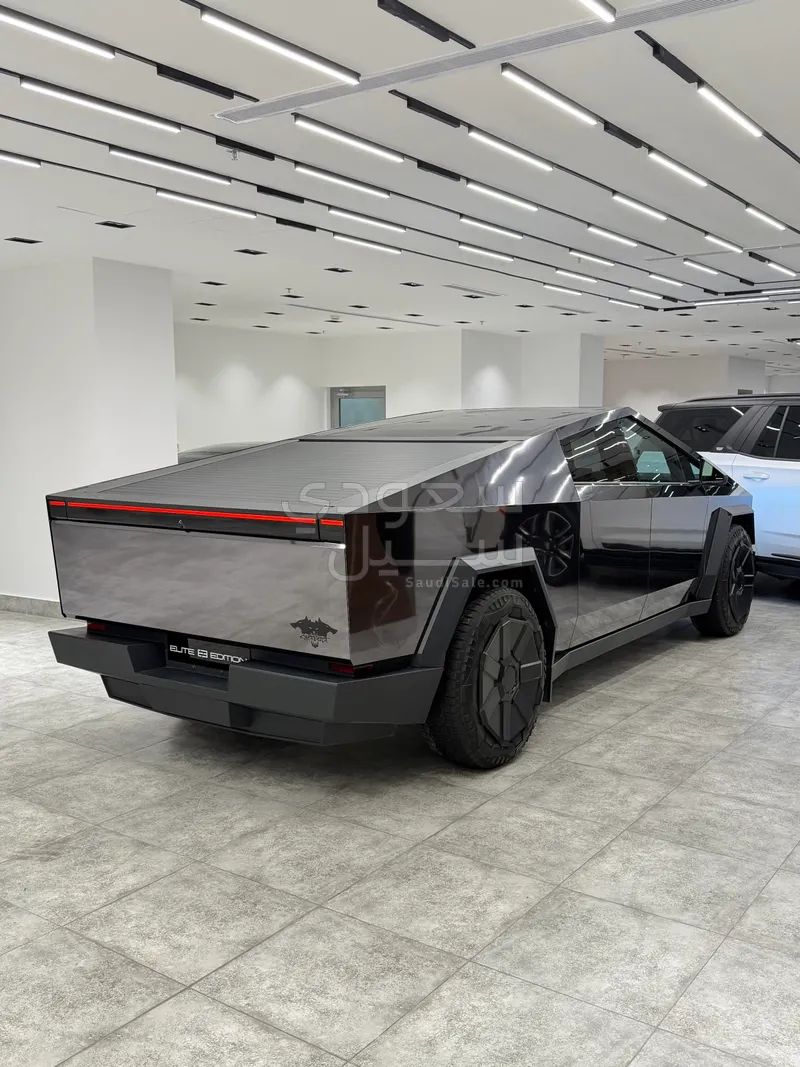 2024 تيسلا سايبر تراك