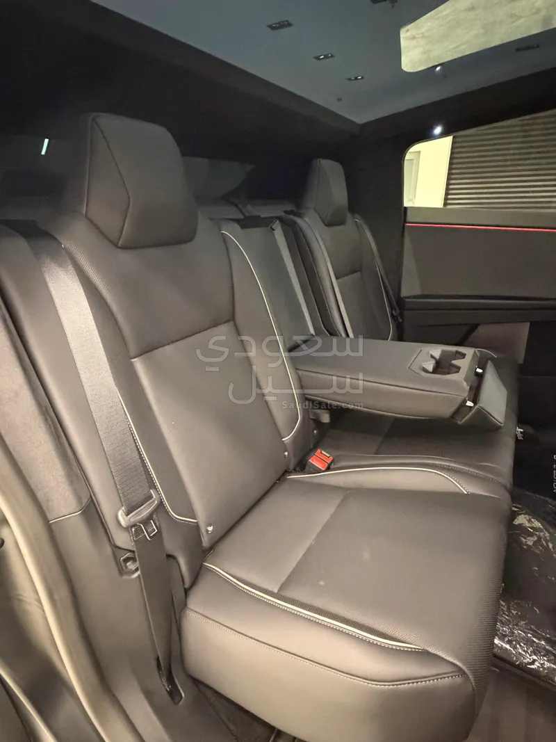 2024 تيسلا سايبر تراك