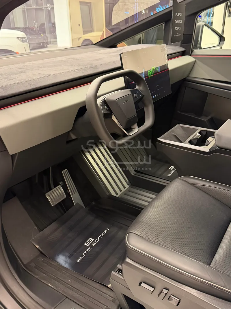 2024 تيسلا سايبر تراك