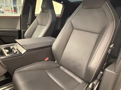 2024 تيسلا سايبر تراك