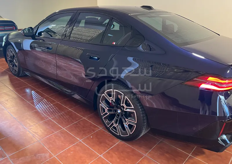 2024 بي ام دبليو الفئة الخامسة 520 أي إم كت