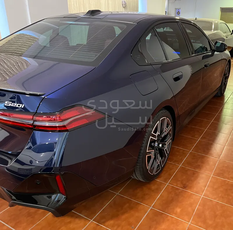 2024 بي ام دبليو الفئة الخامسة 520 أي إم كت