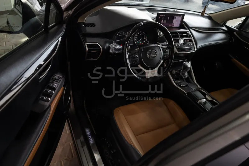 2021 لكزس إن إكس 300