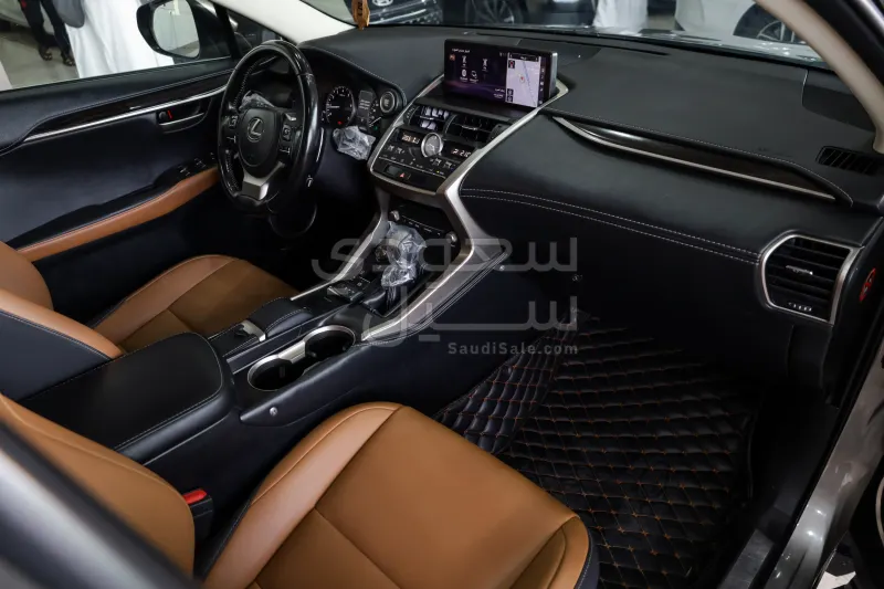 2021 لكزس إن إكس 300