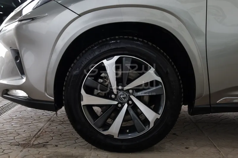 2021 لكزس إن إكس 300