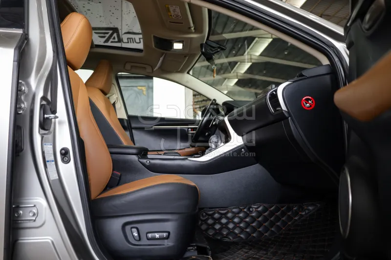 2021 لكزس إن إكس 300